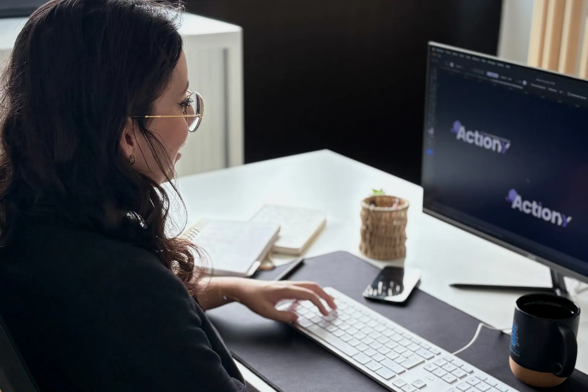 Laure Angelucci travaillant sur une identité visuelle à son bureau