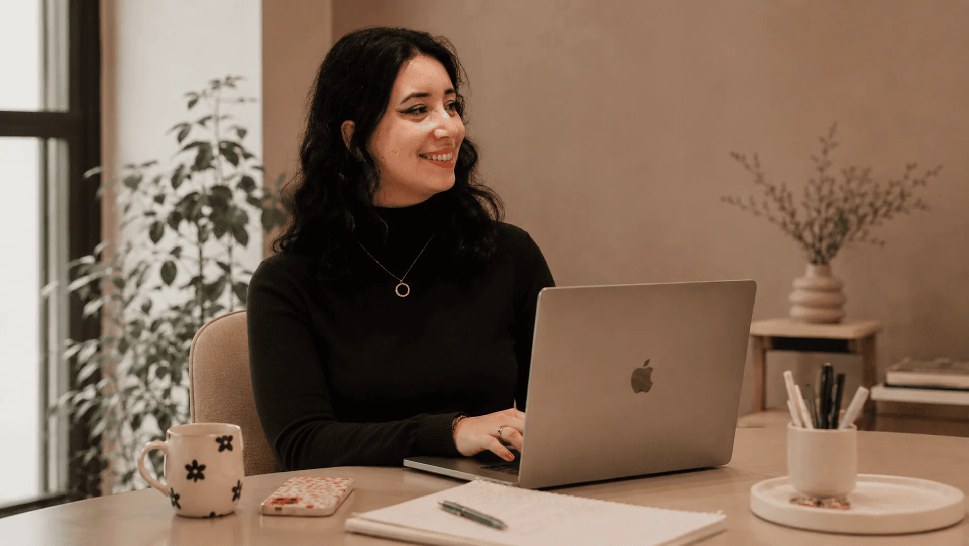 Laure Angelucci, graphiste du Studio Angelucci à Liège, travaillant à son bureau